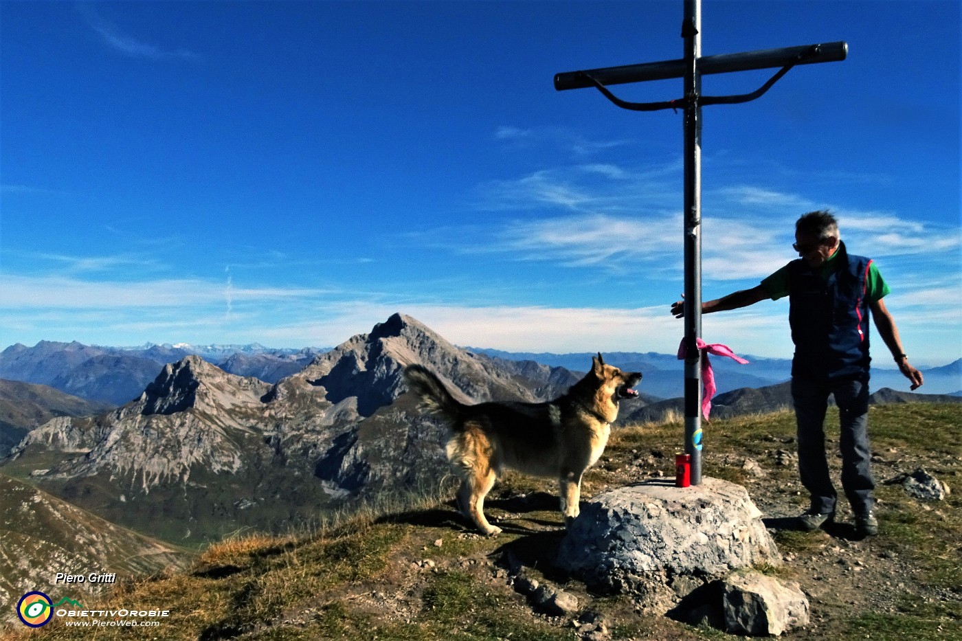 65 Alla croce di vetta di Cima Menna (2300 m) con vista in Arera.JPG -                                